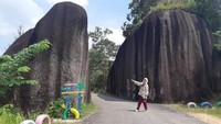 Batu Raksasa alami sebagai pintu gerbang masuk ke pantai Remodong Belinyu Bangka