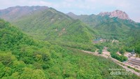 Panorama alam di Gunung Soerak yang terdiri dari hutan rindang dan bukit-bukit batu.