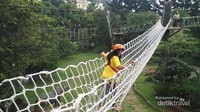 Salah satu peserta sedang bermain high rope