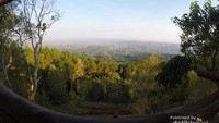 Lanskap panorama alam dari gardu pandang di Hutan Pinus Asri.
