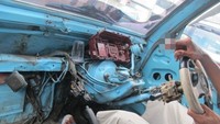 Pete-pete adalah nama angkutan kota di Makassar. Beberapa sudah tua dan dimodifikasi sendiri tanpa dashboard dan speedometer. Coba naik angkot yang modelnya seperti ini, duduk di depan pula. Rasanya ngeri-ngeri sedaplah!
