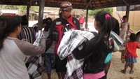 Para pedagang menawarkan beragam cendera mata khas Lombok.