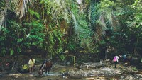 Masyarakat sekitar memanfaatkan air dari Wair Batik