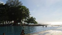 Fasilitas kolam renang di salah satu hotel pantai Anyer