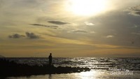 Menunggu matahari terbenam di pinggir pantai Anyer