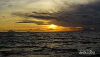 Detik-detik matahari terbenam di pantai Anyer