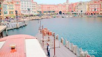 Di deretan gedung-gedung megah itu ada teater broadway Tokyo Disneysea.