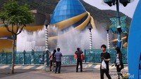 Air mancur di Ocean Park Hong Kong yang tak pernah dilewatkan pengunjung untuk diabadikan.