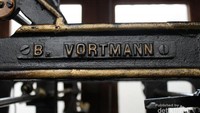 Tulisan B. Vortmann dimesin Jam Gadang yang merupakan nama pembuat mesin jam, Benhard Vortmann.