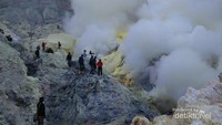 Kepulan asap belerang ini memang mempunyai daya tarik tersendiri yang membuat ijen semakin indah dipandang.