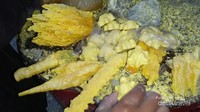 Selain dijual ke penampung, para penambang juga menjajakan belerang yang telah di bentuk sedemikian rupa pada para pengunjung.