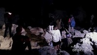 Api biru yang dapat disaksikan antara pukul dua sampai pukul empat menjelang subuh