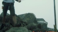 Puncak Gunung Arjuno, walaupun mendung dan tertutup kabut tapi suasana disini tetap terasa indah dan rasanya begitu bahagia bisa meninjakan kaki di puncak ini.