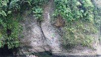 Melewati tebing besar, seru!