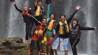 Beristirahat di air terjun