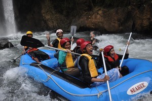 Arung Jeram di Sungai Pakelan, Seru dan Menyenangkan!