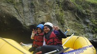 Arung jeram bersama anak