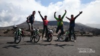 Seru naik motor cross keliling Bromo