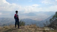 Berfoto dengan latar belakang Gunung Bromo