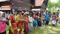 Menari Tor-Tor bersama-sama
