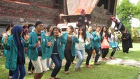 Teman-teman kampus juga ikut menari