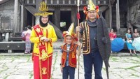 Pakaian Adat Nias, bisa disewa dengan tarif Rp 25.000 per stel.
