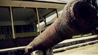 Meriam tua di Istana Sintang (Ari/detikFoto)