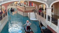 Canal cantik dan gondola di dalam mall The Venetian Resort