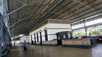 Suasana stasiun klasik ini terawat dan bersih.