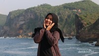 Berfoto di Pantai Kesirat