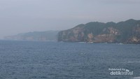 Tebing-tebing tinggi dengan laut yang biru