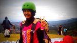 Asyik! Menikmati Alam Puncak dengan Paralayang