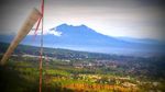 Asyik! Menikmati Alam Puncak dengan Paralayang