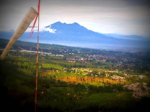 Asyik! Menikmati Alam Puncak dengan Paralayang