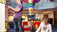 Anak-anak sibuk menyusun Lego (guardian.co.uk)