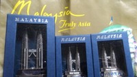 Miniatur Petronas Twin Tower aneka ukuran
