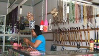 Toko yang menjual aneka kreasi batu permata (Sumber: hotel-batara.com)