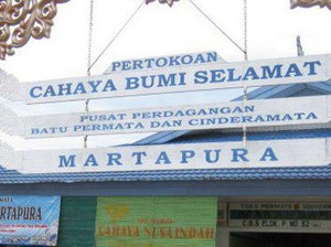Asyiknya Berburu Batu Permata di Martapura