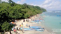 Pantai Pangandaran yang ramai pengunjung