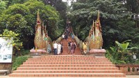 309 anak tangga untuk mencapai pagoda berwarna emas di Wat Phra That Doi Suthep