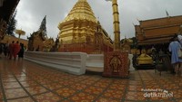 Wat Phra That Doi Suthep. Belum sah ke Chiang Mai jika belum menginjakkan kaki di kuil ini.