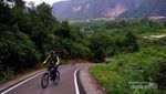 Asyiknya Gowes di Antara Batu Cadas Lembah Harau