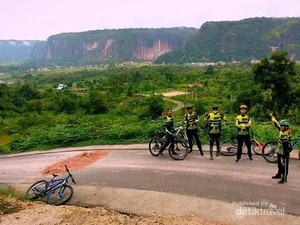 Asyiknya Gowes di Antara Batu Cadas Lembah Harau