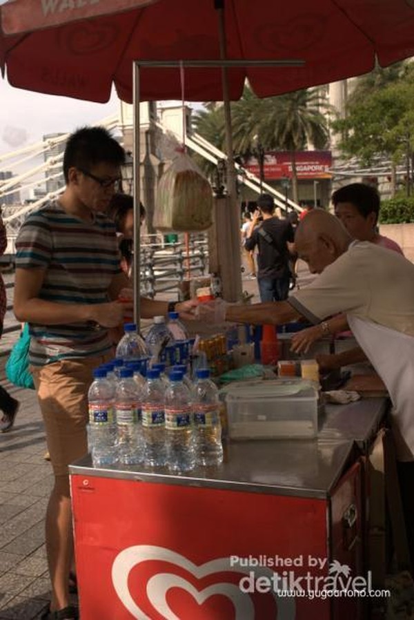 Asyiknya Jajan Es  Krim  Potong Singapura