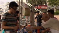 Penjual es krim potong di dekat Merlion Park