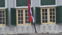 Bendera di salah satu sisi Kota Tua