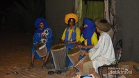 Enjoy the local traditional music