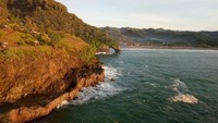 Perbukitan Karst  Pantai Suruh Manis dilihat dari jauh