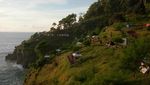 Asyiknya Kemah di Tepi Pantai Lampon Jateng