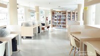 Walaupun kecil, ruangan perpustakaan didesain secara baik sehingga memberi kesan lapang.